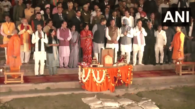 Delhi CM Rekha Gupta with her cabinet participates in Yamuna aarti at Vasudev Ghat (Photo/ANI)
