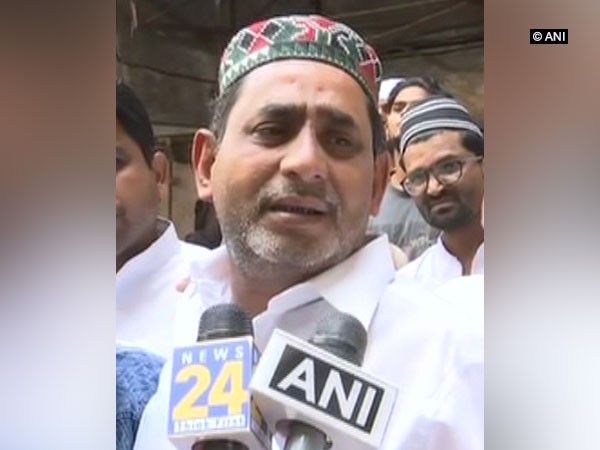 Siraj Khan, father of Zahid Khan who died in the Mumbai foot over bridge collapse on Thursday (Photo/ANI)