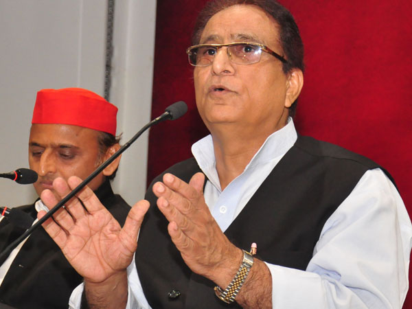 SP leader Azam Khan during a press conference in Lucknow on Wednesday. SP chief Akhilesh Yadav, left, is also seen. Photo/ANI