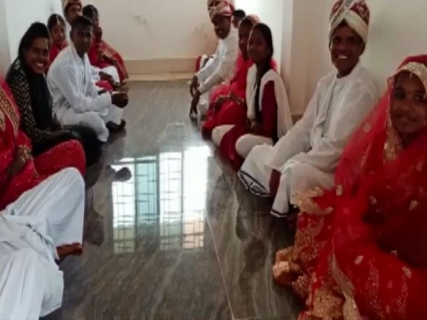 15 surrendered Naxals got married on Valentine's Day at a ceremony organised by the Dantewada police. [Photo/ANI]
