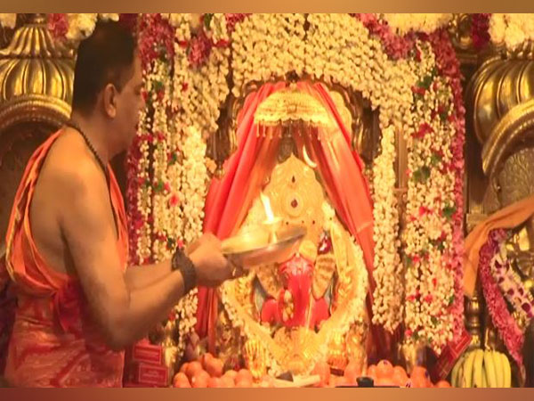 Morning 'Aarti' performed at Shri Siddhivinayak Temple in Mumbai (Photo/ANI)
