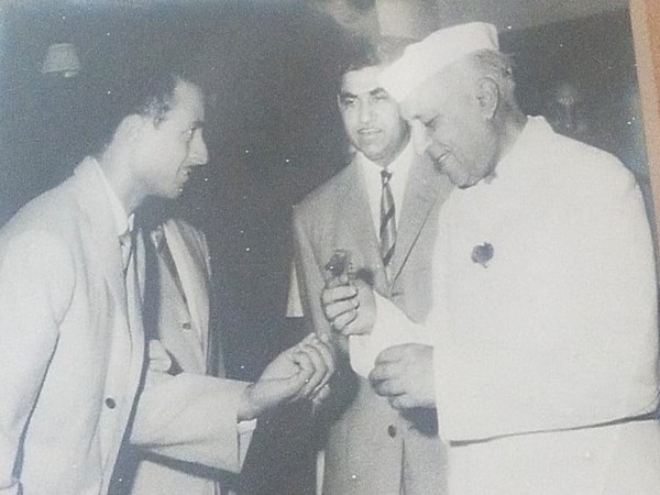 Charanjit Singh with Jawaharlal Nehru (Photo/ Hockey India)