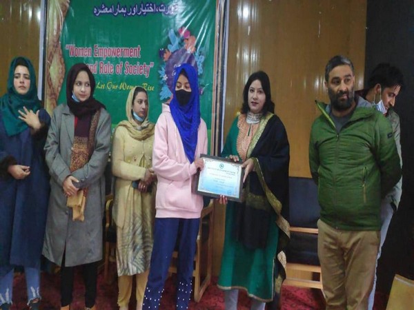 Women being fecilitated during the event in Jammu and Kashmir's Srinagar.