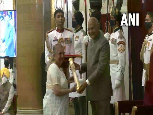 Former Lok Sabha Speaker Sumitra Mahajan awarded the Padma Bhushan by President Ram Nath Kovind at Rashtrapati Bhawan (photo/ANI)