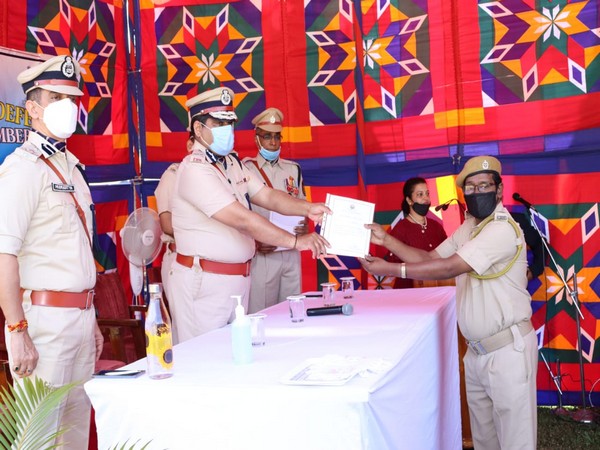 A volunteer being felicitated for service amid pandemic.
