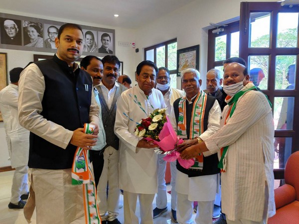 Akhil Bharatiya Hindu Mahasabha leader Babulal Chaurasia (second from right) joined Congress (Photo/ANI)
