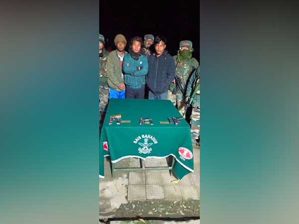 Assam rifle poses with three accused and seized pistols (Photo/ANI)