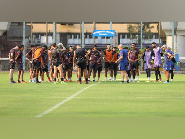 Head Coach Ed Engelkes with RoundGlass Punjab FC players during practice session (Image: I-League)