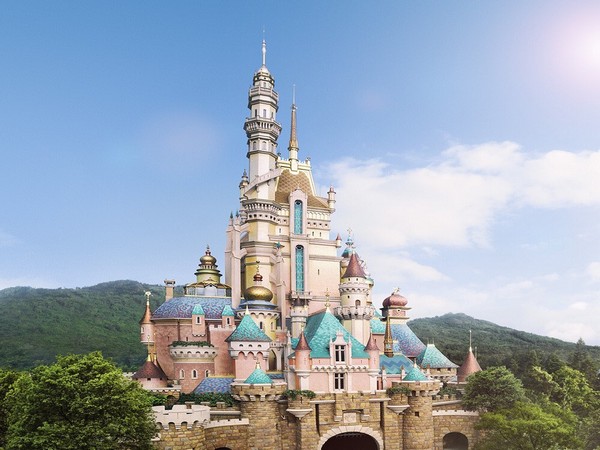 The Hong Kong Disneyland (Image courtesy: Instagram)