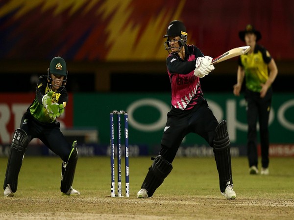 New Zealand's Suzie Bates bats with Australia's Alyssa Healy looking (Photo/ICC)