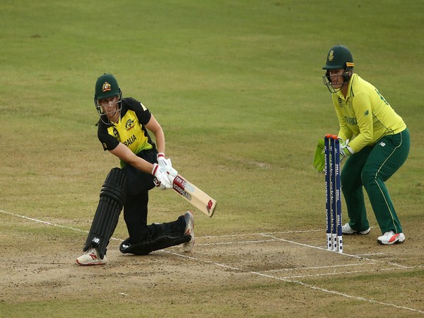 Australia captain Meg Lanning sweeps with South Africa wicket-keeper Lizelle Lee looking on (Photo/ICC)