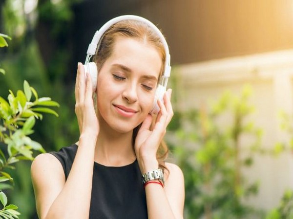 Apple's new headsets will weigh less than iPhone