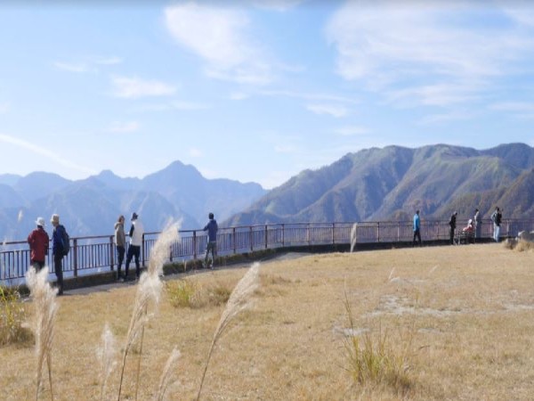 A large number of tourists in Nikko area of Tochigi Prefecture gathered at this observatory to get a perfect view. 