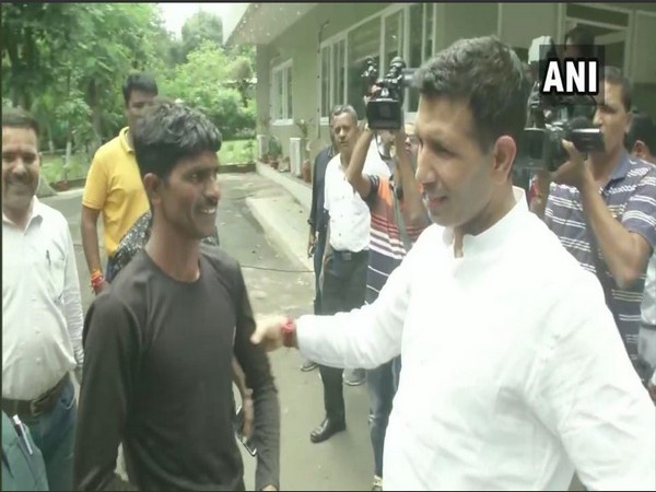 Rameshwar Gurjar (left) met Madhya Pradesh Sports Minister Jitu Patwari earlier on Saturday. Photo/ANI