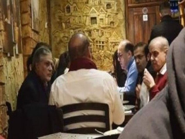 Viral photo of former Pakistan Prime Minister Nawaz Sharif at a restaurant in London (Source: Twitter)