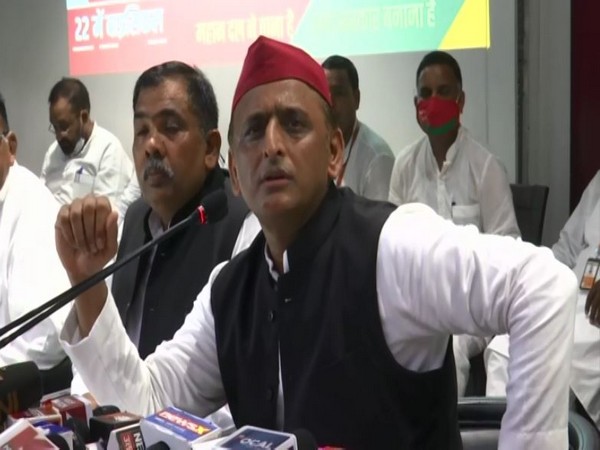 SP chief Akhilesh Yadav addressing a press conference in Lucknow on Sunday. [Photo/ANI]