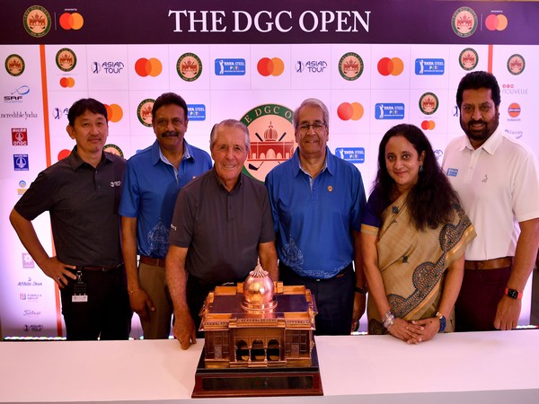 Golf legend Gary Player unveiling The DGC Open Trophy