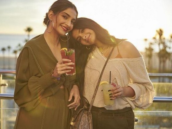 Sonam Kapoor and Rhea Kapoor (Image source: Instagram)