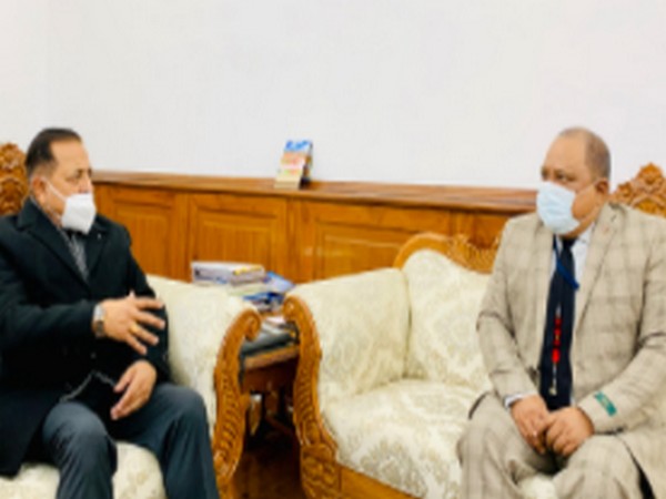 Union MoS Dr. Jitendra Singh (l) with Manoj Kumar Das, NERAMAC Managing Director (Photo: PIB)