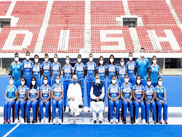 Odisha CM Naveen Patnaik with Narinder Dhruv Batra and women's hockey team (Image: Hockey India)