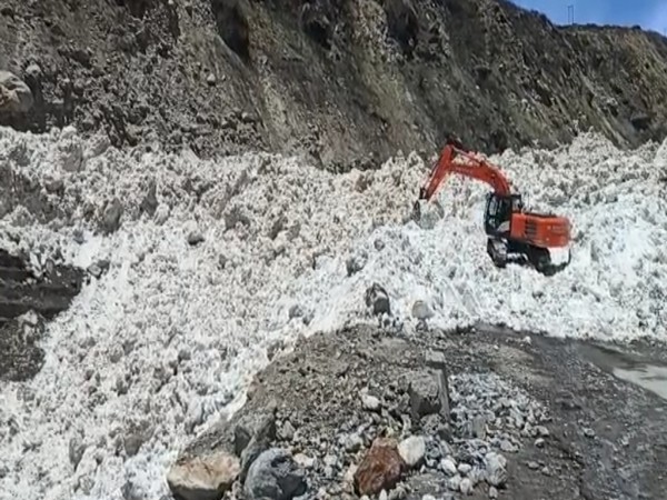 BRO removed the snow from Badrinath highway by using JCB machines. Photo/ANI