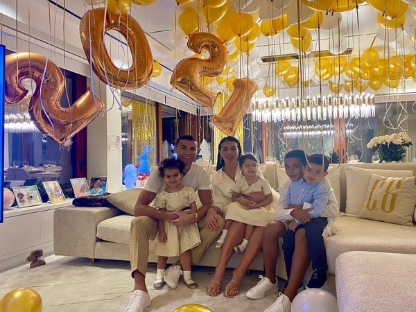 Cristiano Ronaldo with his girlfriend, Georgina Rodriguez, and kids. (Photo/ Cristiano Ronaldo Facebook)
