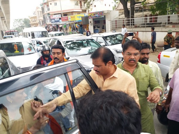 Accident victims being taken to hospital in Karnataka Minister R Ashok's  vehicle on Friday. Photo/ANI