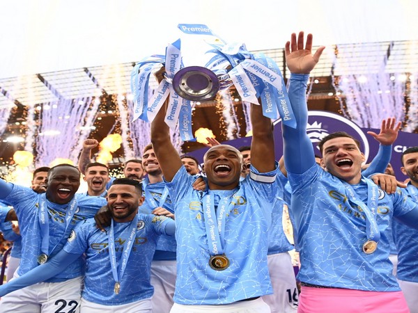 Manchester City players with the Premier League trophy. (Photo/ Fernandinho twitter)