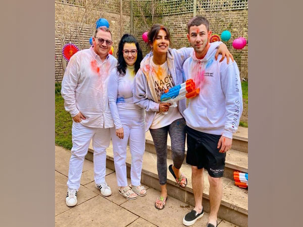 Priyanka Chopra with Nick Jonas and family (Image Source: Instagram)