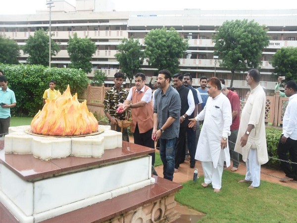 Union Minister Nitin Gadkari and MP Sunny Deol visited the RSS headquarter on Wednesday. Photo/ANI