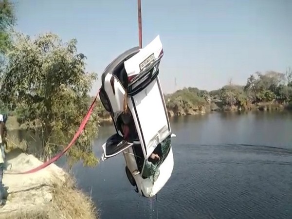 Car being taken out from the water-filled quarry (Photo/ANI)