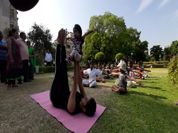 World's smallest woman Jyoti Amge performs yoga with internatinal yoga practitioner Dhanashree Lekurwale. [Photo/ANI]