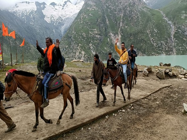Pilgrims on their way to Amarnath Yatra (Photo/ANI)