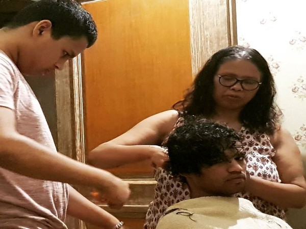 Irrfan Khan's son Babil getting a haircut (Image source: Instagram)