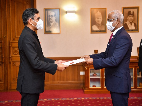 Munu Mahawar presenting credentials to President Solih (Photo credit- The President's Office, Maldives)
