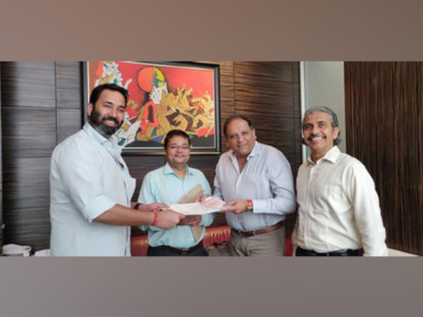 L-R: Karanpal Singh, Amit Dutta-Fly Blade India M.D., Sagar Chordia, Director-Panchshil Realty and Col. Vijay Chadrachud-Panchshil Realty at the MOU signing