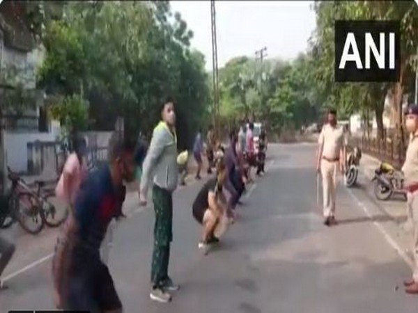 Police make lockdown violaters do sit-ups as punishment in Ambala on Tuesday. [Photo/ANI]