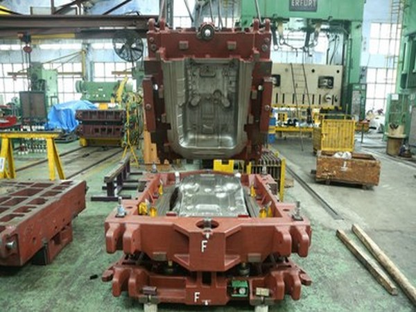 3D printing and additive manufacturing to develop dies for components with a complex geometry