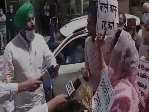 Heated argument between Ravneet Singh Bittu and Harsimrat Kaur badal in Parliament on Wednesday. 