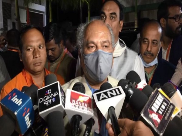 Union Minister Narendra Singh Tomar speaking to reporters in Ujjain on Friday. [Photo/ANI]