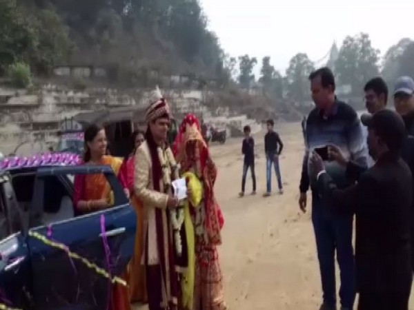 Newly-married couple in Bokaro to cast vote for Bermo Assembly constituency on Thursday. Photo/ANI