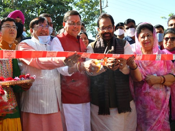Uttarakhand Chief Minister Pushkar Singh Dhami and Union Minister Mukhtar Abbas Naqvi inaugurating 'Hunar Haat Mela' in Dehradun. 