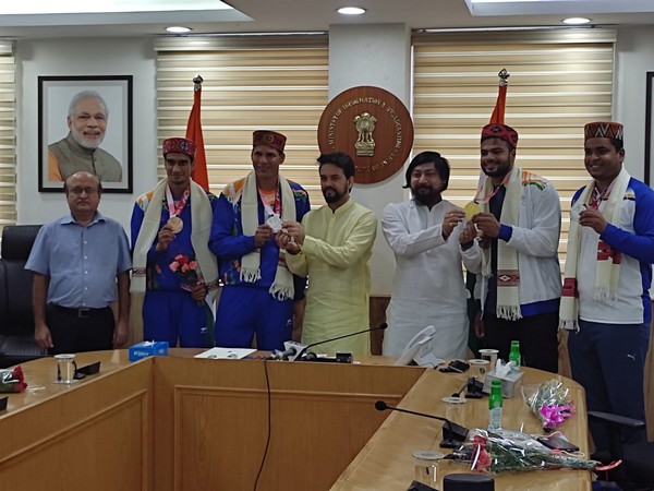 Anurag Thakur with Sumit Antil, Devendra Jhajharia, Yogesh Kathuniya, and Sharad Kumar. (Photo/ SAI Media)