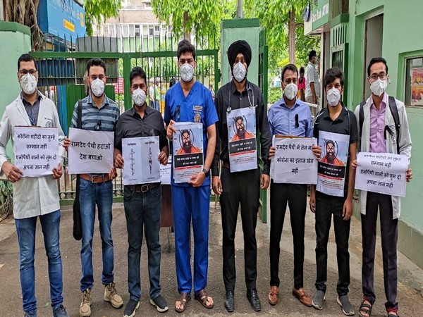 Resident doctors in AIIMS, New Delhi (Photo/ANI)