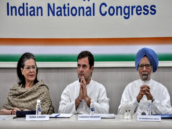 Congress president Rahul Gandhi was seen sitting between UPA chairperson Sonia Gandhi and former PM Manmohan Singh at the CWC meet in New Delhi on Saturday. (Photo/ANI)