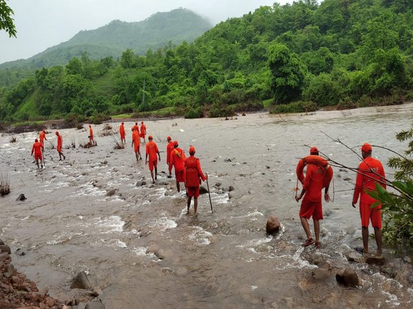 SDRF officials engaged in a search operation for the people missed in Tiware dam breach. Photo/ANI