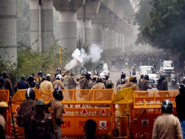 Police personnel firing teargas shells to disperse the students of Jamia Millia Islamia university (File photo)