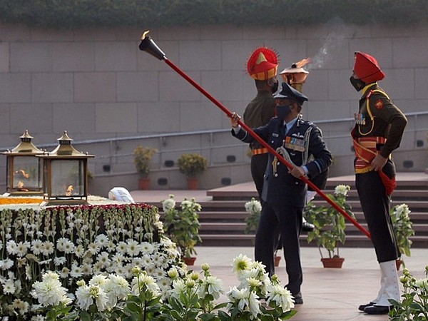 Armed forces personnel merging the Amar Jawan Jyoti with the flame at National War Memorial. (File image)