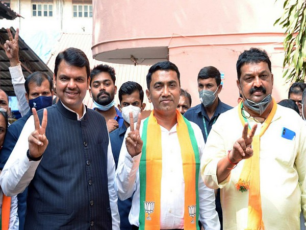 BJP leaders Pramod Sawant and Devendra Dadnavis in Panaji (File Photo)