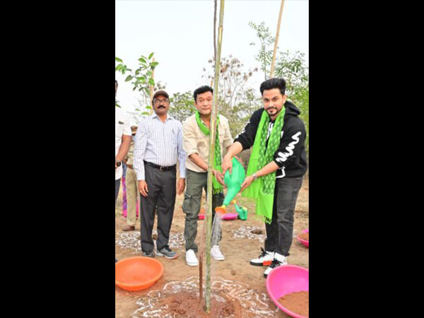 Kunal Kemmu, Joginapalli Santosh Kumar participate in Green India challenge (Image source: Twitter)